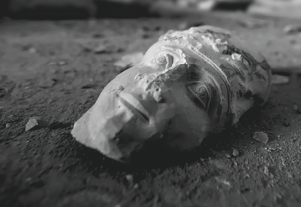 Au bout du compte, la comédie s’achèvera, comme celles qui se jouèrent à Ur et&nbsp;Babylone…